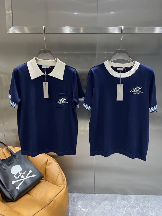 迪家 迪奥针织 polo衫 夏日优雅休闲之选 深蓝色的衣身沉稳又大气 米白色的领子设计简约大方 形成鲜明的色彩对比 袖口处的条纹细节满满 胸口口袋上精致的品牌刺