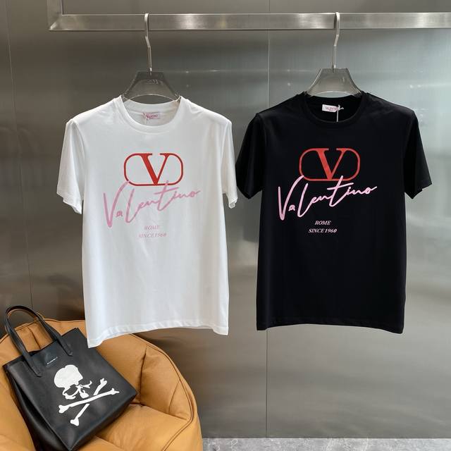 华伦家 华伦天奴T恤 夏日时尚吸睛单品 经典又百搭 正面大大的品牌标识太吸睛啦 红色的 V 字Logo搭配粉色的 Valentino 字样面料柔软舒适 M-3X