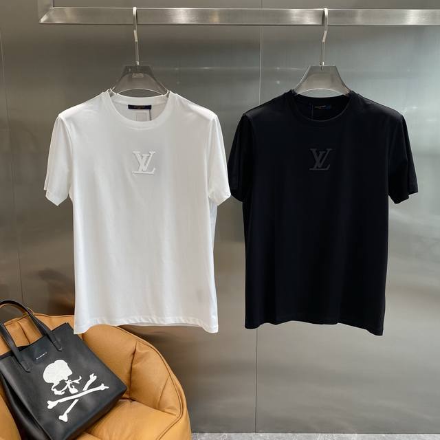 驴家 lvt恤 夏日奢华低调风纯黑色衣身 简约又不失格调 胸前经典的 Lv 标志 以低调的色调呈现 却难掩其奢华质感 彰显出品牌的独特魅力 M-3Xl 隔天