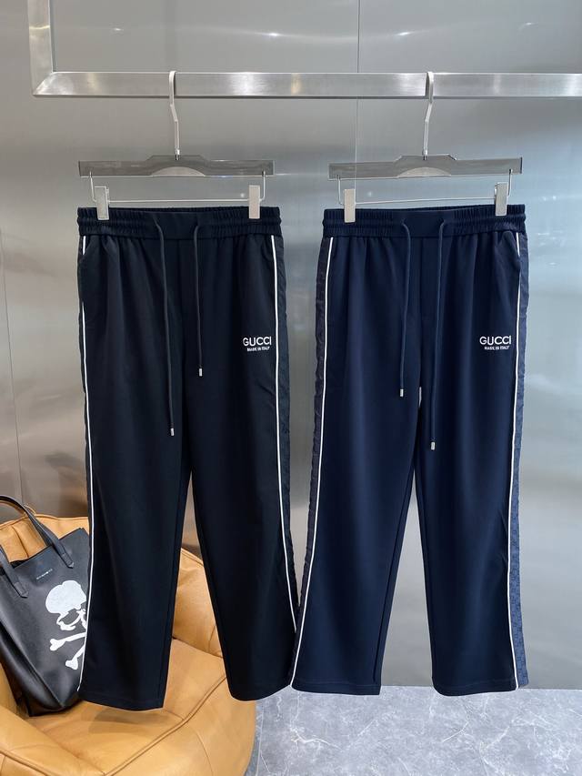 古家 古驰休闲裤 夏日舒适时尚之选 裤身超显气质 侧边的白色线条和品牌标志性图案 简约又精致 Gucci Made In Italy 的字样低调地彰显着品牌身份