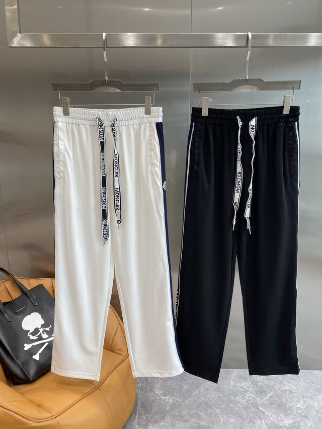 蒙家 蒙口休闲裤 夏日时尚 简约大方 侧边的白色条纹与抽绳上的品牌标识 细节之处尽显精致 低调又不失时尚感 面料柔软亲肤 M-3Xl 隔天