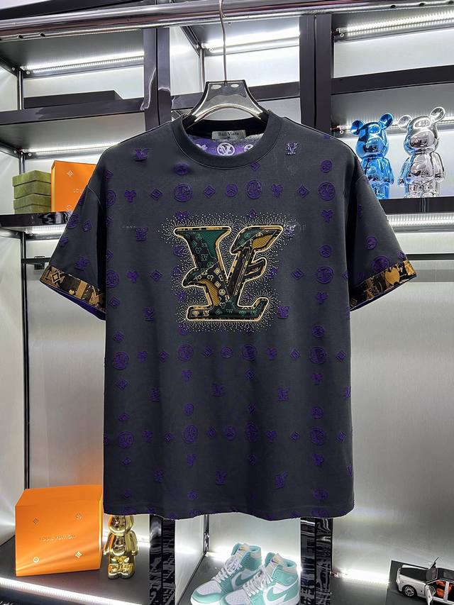 直 品牌 Lv路易威登 2025新工艺春夏新款首发专柜最新款短袖圆领T恤 官网同款 高端订制 设计前卫时尚 品牌Logo重工艺设计 高端定纯棉面料.手感柔软.穿