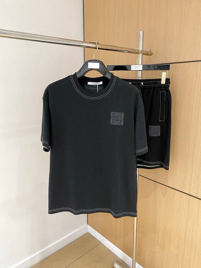 直 品牌 Givenchy 纪梵希 2025圆领短袖短裤套装 纯棉面料上身不会闷热 爽滑舒适的亲肤效果更加透气 面料自带肌理感 经典徽标工艺 独有的角度全新演绎