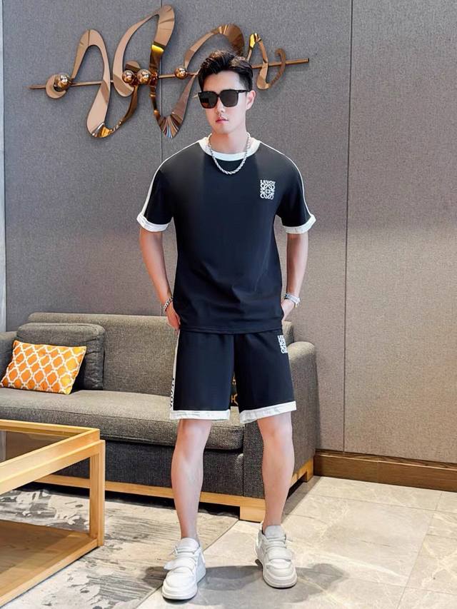 直 Loewe罗意威 2025官网同款.世界知名奢侈品牌.夏季男士短袖短裤套装 高品质 原单货套装 采用进口原单面料 当季时尚潮流款 百搭爆款 简洁大方 精密的
