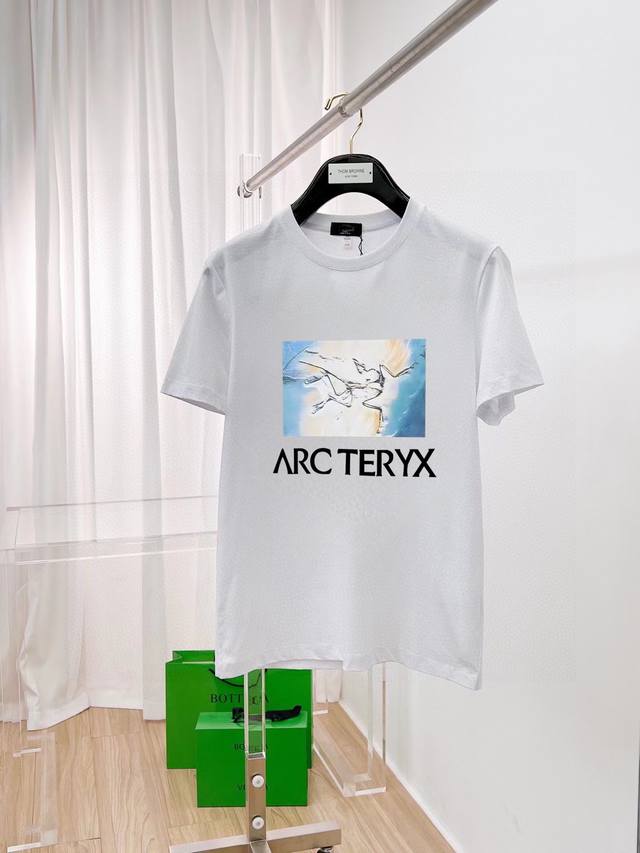 直 品牌 Arcteryx 始祖鸟 胖子福音 原单男士休闲短袖T恤 2025春夏新品 定制胸前顶级Logo 工艺 搭配整件细节 品质及剪裁设计都堪称一流 定制进
