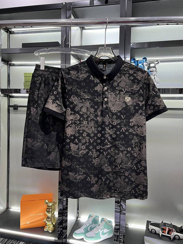 直 Lv路易威登 2025官网同款.世界知名奢侈品牌.夏季男士丝光高品质货翻领套装 采用进口原单面料 当季时尚潮流款 百搭爆款 简洁大方 精密的车工 让您走在时