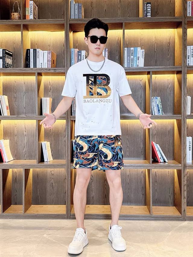 直 Burberry 巴宝莉 2025官网同款.世界知名奢侈品牌.夏季男士短袖短裤套装 高品质 原单货套装 采用进口原单面料 当季时尚潮流款 百搭爆款 简洁大方