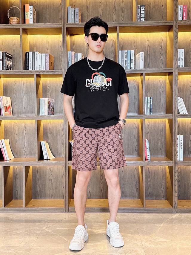 直 Gucci 古奇 2025官网同款.世界知名奢侈品牌.夏季男士短袖短裤套装 高品质 原单货套装 采用进口原单面料 当季时尚潮流款 百搭爆款 简洁大方 精密的