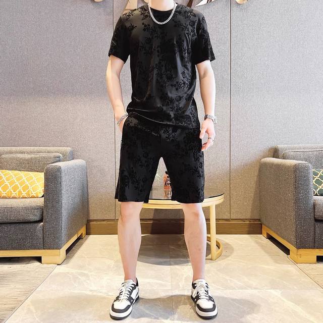 直 D&G杜嘉班纳 2025官网同款.世界知名奢侈品牌.夏季男士短袖短裤套装 高品质 原单货套装 采用进口原单面料 当季时尚潮流款 百搭爆款 简洁大方 精密的车