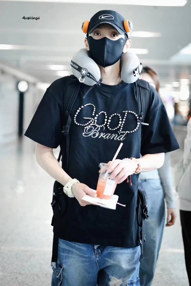 模特图 钉珠工艺 请勿机洗 新款钢珠版本 Goodbrand Love Is Good珍珠标语短袖T恤 情侣同款 颜色 黑色 码数 S M L Xl