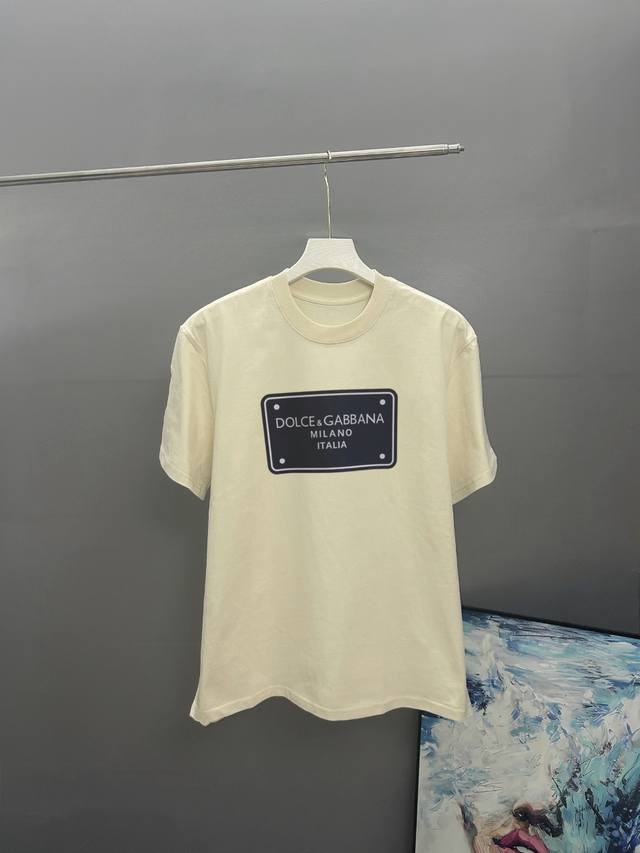 dolce&Gabbana杜嘉班纳2025春夏经典印花圆领短袖T恤采用280克双纱精棉 衣服偏厚使整体高透气和柔软性 高版本 三标齐全 男女同款 颜色 白色 黑