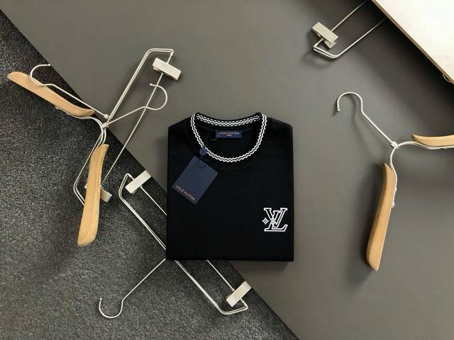 L牌*合身版型M-Xxxl 25春夏顶级黑色领口螺纹搭配立体老花压胶经典短袖 精致工艺专柜面料 顶级元素融合打造 经典短袖3标齐全 潮男时尚 无论是上身舒适度还