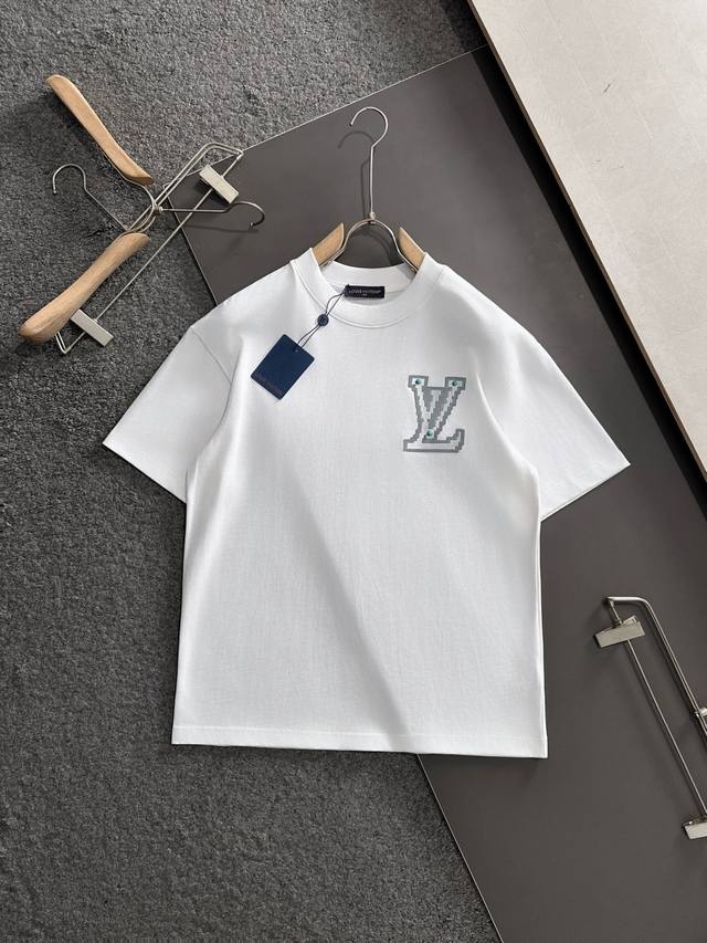 LV 2025Ss春夏最新款圆领时尚短袖T恤 官网同步 专柜纯棉面料 贴肤舒适 耐看又好穿 经典简约Logo设计 原厂工艺一丝不苟 型男必备单品 码数M-3Xl