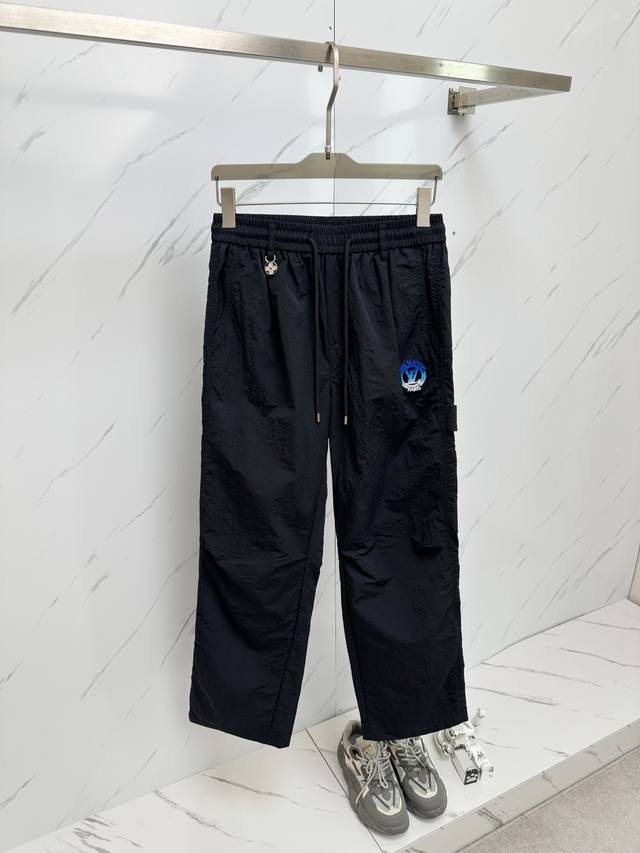 Lv 2025 春夏休闲裤子 美学的焕新诠释,演绎浓郁的格调型时尚风范,细节感和设计感强悍.经典品牌标识做为色彩搭配,演绎经典的品牌时尚,为整体造型增光添彩.进