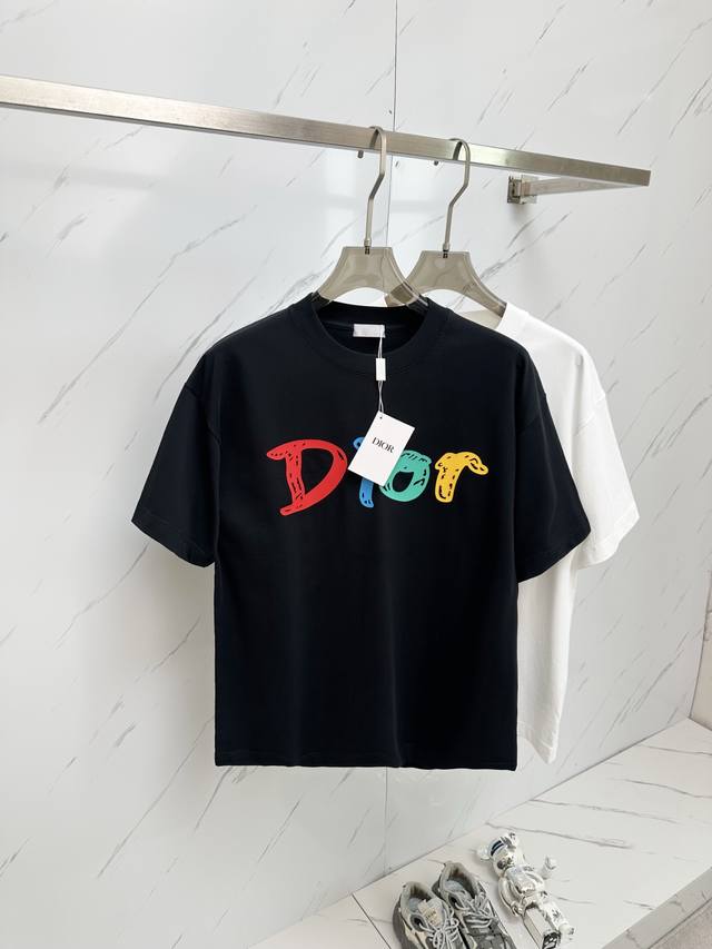 Dior 2025 圆领短袖T恤打底衫 元素性的Logo徽章凸显休闲时尚魅力,依然独领时尚风骚.内搭好伴侣 客供高支弹力针织100%液氨空气层面料,平整匀称的针
