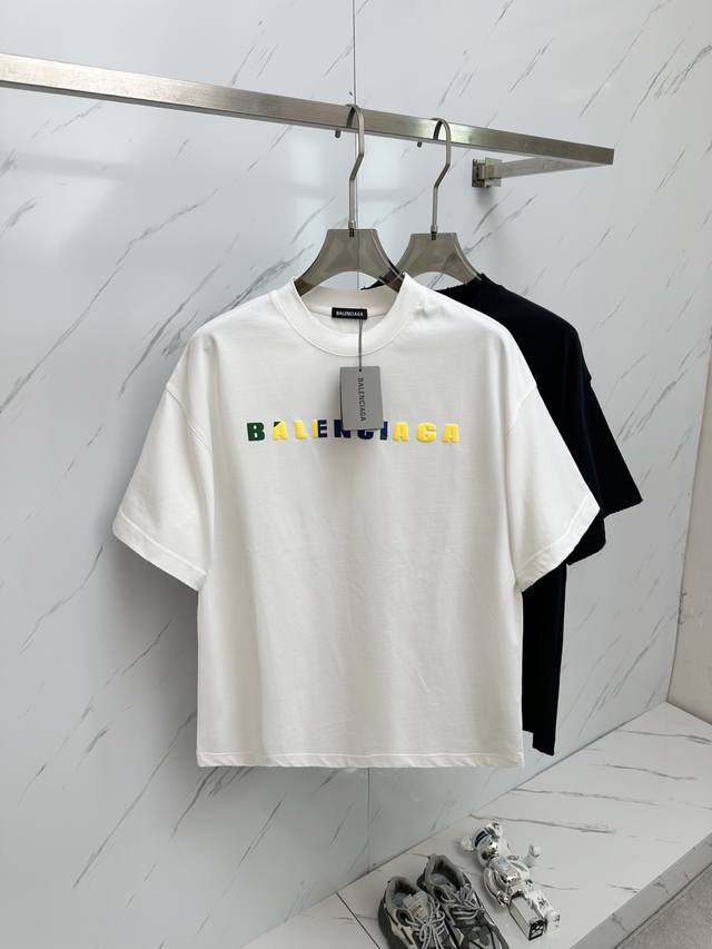 Bal 2025 圆领短袖T恤打底衫 元素性的Logo徽章凸显休闲时尚魅力,依然独领时尚风骚.内搭好伴侣 客供高支弹力针织100%液氨空气层面料,平整匀称的针织