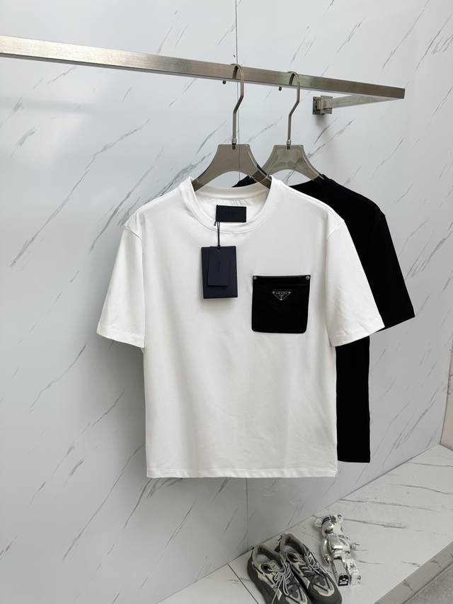 prada 2025 圆领短袖T恤打底衫 元素性的Logo徽章凸显休闲时尚魅力,依然独领时尚风骚.内搭好伴侣 客供高支弹力针织100%液氨空气层面料,平整匀称的