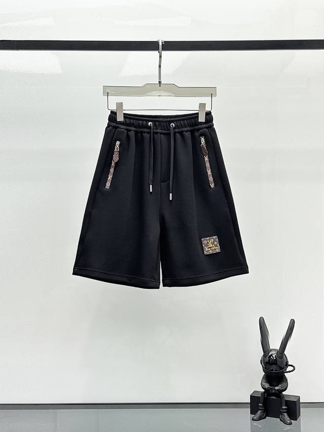 Lv 2025Ss夏季新款原单专柜休闲短裤 奢华经典品牌原版Logo配饰 专柜热销款 身穿着非常舒适 低调不失奢华 穿出去非常有档次 裤型款式和裁剪亦无需多言