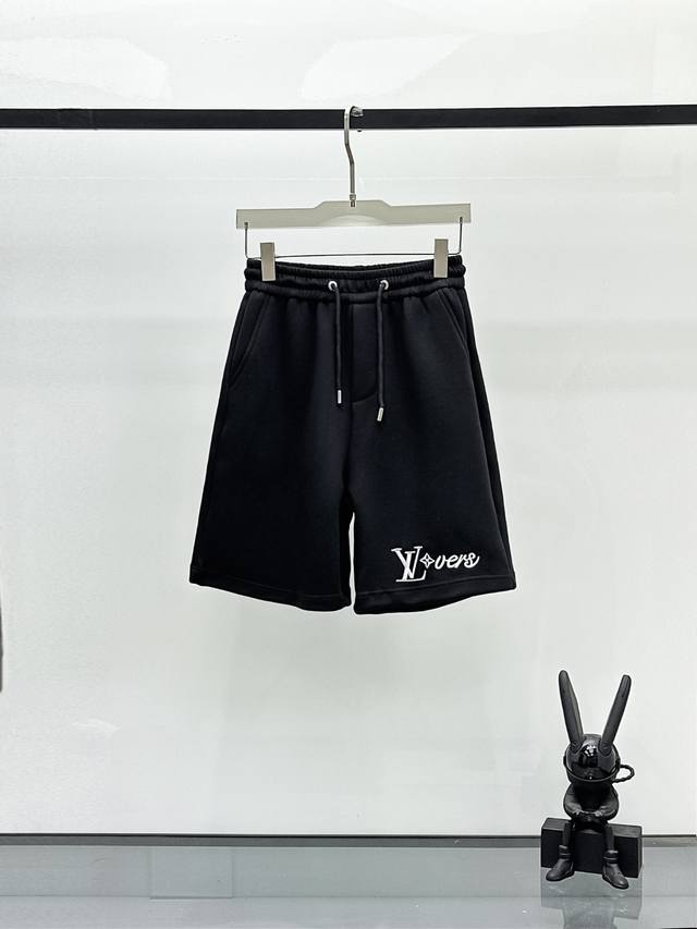 Lv 2025春夏季新款 最新休闲短裤 原版裤型上身休闲百搭 随性慵懒范 高级定制进口面料 订制工艺 舒适感爆棚 高端大气 夏天的味道有没有 首选 码数 M一X