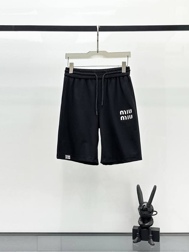 Miumiu 缪缪 2025春夏季新款 最新休闲短裤 原版裤型上身休闲百搭 随性慵懒范 高级定制进口面料 订制工艺 舒适感爆棚 高端大气 夏天的味道有没有 首选