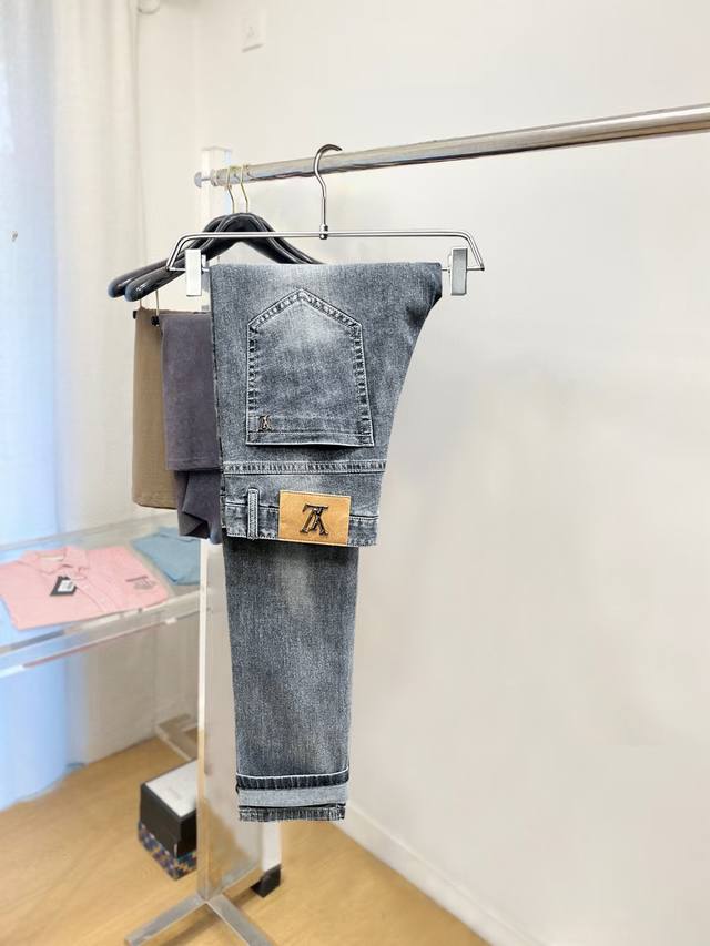 Lv 2025官网高端新品原单少数帅爆牛仔裤 百分百原单 百搭神器 今年最新流行的风格设计款式 剪裁设计挺拔有型 低调不失奢华 超有Feel上身精致跃然 简单就