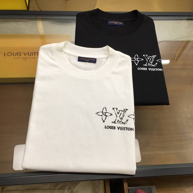 新品 L.V... 2025春夏首发专柜最新款短袖圆领T恤 高端订制 设计前卫时尚 品牌Logo重工艺设计 高端定制丝光云朵棉面料.手感柔软.穿着舒适.专柜级别