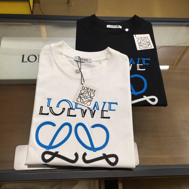 新品潮牌 L.Oew 2025新款潮牌短袖T恤 版型微阔 品牌时尚界的宠儿 男士潮牌短袖 材质用料讲究的同时 整体的设计颇具时尚感 今天推荐他家百搭经典款 胸前