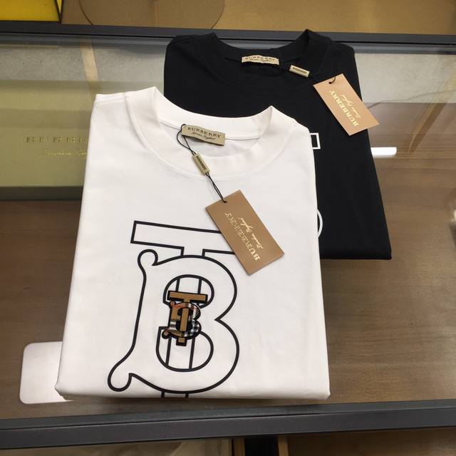新品潮牌 Burber..Y 2025新款潮牌短袖T恤 版型微阔 品牌时尚界的宠儿 男士潮牌短袖 材质用料讲究的同时 整体的设计颇具时尚感 今天推荐他家百搭经典