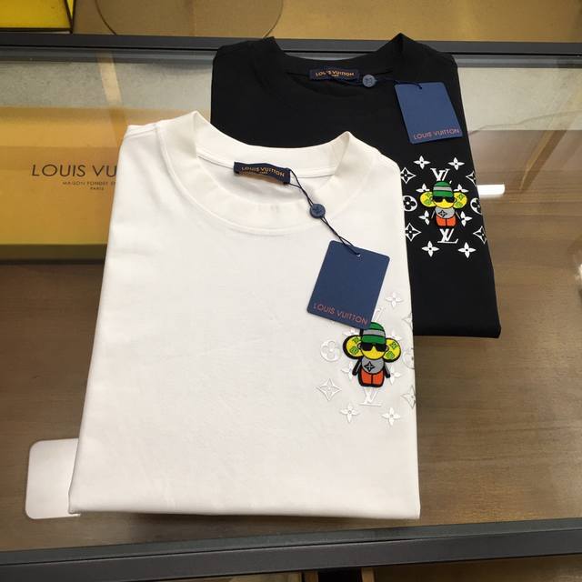 新品潮牌 L.V 2025新款潮牌短袖T恤 版型微阔 品牌时尚界的宠儿 男士潮牌短袖 材质用料讲究的同时 整体的设计颇具时尚感 今天推荐他家百搭经典款 胸前品牌