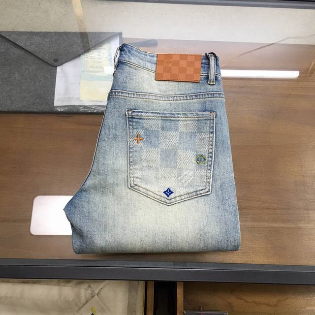 新品牛仔 L.V... 2025Ss最新款男士牛仔长裤 精纺定做高端品质 100%弹力丹宁牛仔棉质牛仔长裤 定织100%纯棉品质面料 裤身肌理感带来弹力毫无束缚