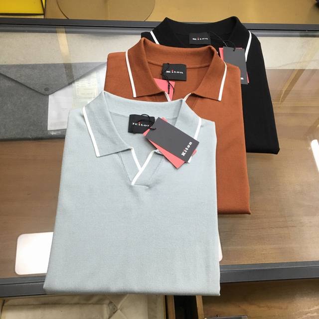 顶品 Kiton 2025新款男士翻领polo衫针织短袖 进口天丝针织面料呈现 轻盈柔软的面料经过成衣染色 营造出优雅纹理 原版定制 进口纱线色染 定制罗纹领口
