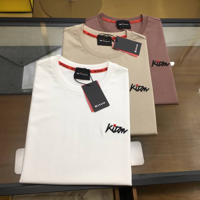 专柜新品 Kiton 2025专柜新品推荐 专柜经典款 Logo标志刺绣圆领短袖T恤 经典百搭款 简约标设计 合体的版型 上身挺拔而更具时尚感 整体上身感不会过