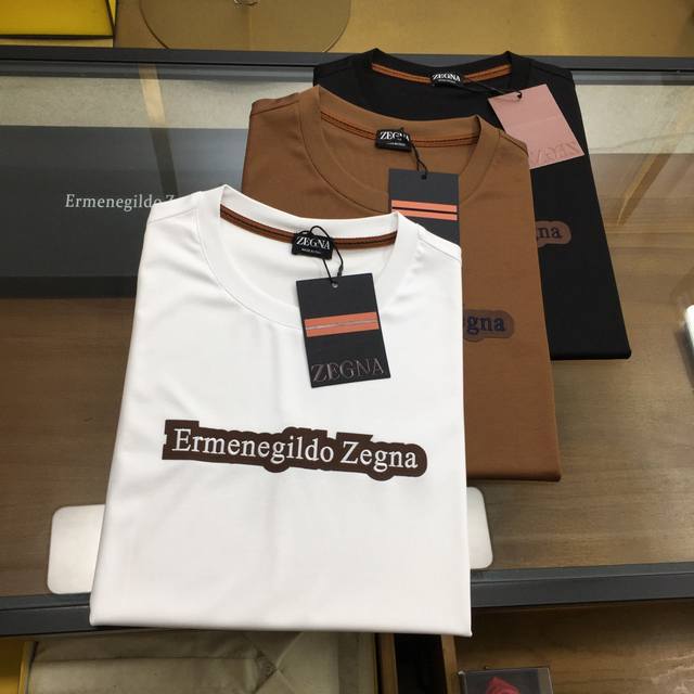 高版新品 Zegn... 2025专柜新品推荐 专柜经典款 Logo标志刺绣圆领短袖T恤 经典百搭款 简约标设计 合体的版型 上身挺拔而更具时尚感 整体上身感不