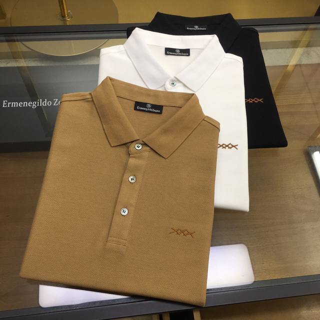 专柜新品 Z.Zegn... 48-54 2025春夏专柜新品 时尚polo 翻领短袖 高级定制百搭款式 任何人都可以轻松驾驭 面料全订制工艺 胸前奢华经典品牌