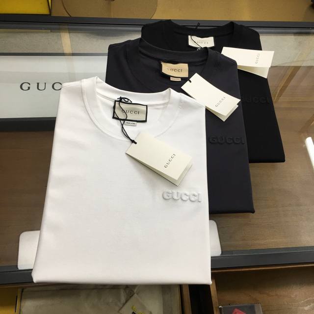新品 Gu.Ci... 2025春夏首发专柜最新款短袖圆领T恤 高端订制 设计前卫时尚 品牌Logo重工艺设计 高端定制丝光云朵棉面料.手感柔软.穿着舒适.专柜