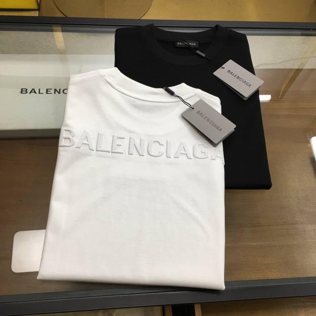 新品 Blca... 2025春夏首发专柜最新款短袖圆领T恤 高端订制 设计前卫时尚 品牌Logo重工艺设计 高端定制丝光云朵棉面料.手感柔软.穿着舒适.专柜级
