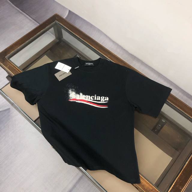 Balenciaga 巴黎世家 2025最新款泼墨涂鸦可乐短袖T恤 新款短袖 高版本重工艺设计 采用定织面料 质地柔软且具有良好的透气性 即便在炎炎夏日也能保持