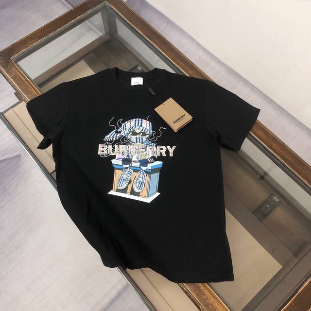 Bur*Berry 巴宝莉 25春夏最新款圆领植绒印花Logo短袖情侣款T恤 定制纯棉面料 极为亲肤舒适 摸上去手感非常的柔软 质感很好 做工细致 完美体现立体