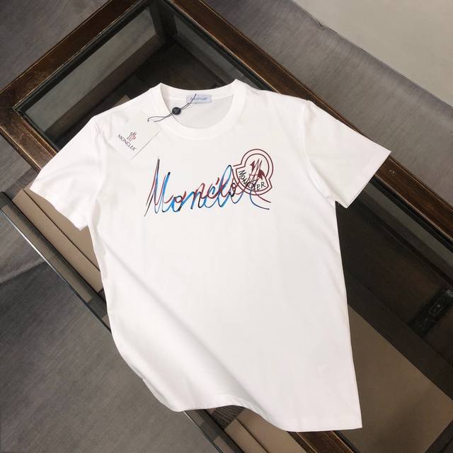 Moncler 蒙口 夏季新款圆领短袖T恤 270克重磅高端纯棉面料 手感质感都极完美 修身裁剪设计干净利落 时尚又好看 走线做工非常精致 版型效果超赞 而且透
