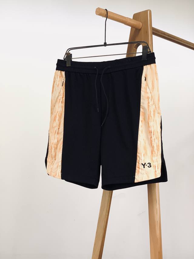 y-3 山本耀司 2025Ss春夏新品 时尚休闲短裤经典黑与个性扎染拼接 碰撞出不羁火花 瞬间打破单调 利落版型 适配运动与日常 包裹的是自由灵魂 腰部抽绳设计