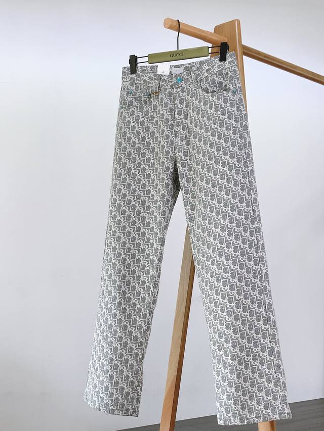 dior Homme 迪奥 桀傲 2025Ss春夏新品 极具美学基调的一款满印牛仔裤 以面料印花和品质为主导 延续了常态化的设计精髓 标签化元素完美嵌入 整条裤