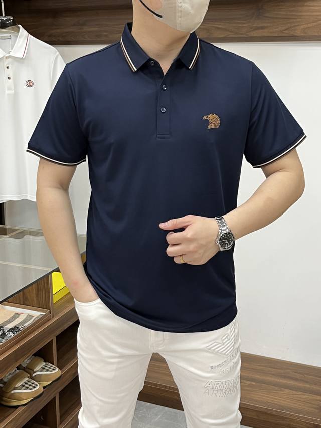 史蒂芬-2540Ss开春新款 时尚大爆款翻领T恤 休闲时尚外穿 内搭必备款 舒适好看上身可见 定制进口高端丝光面料 手感细腻丝滑有质感 上身舒适透气清爽 穿着时