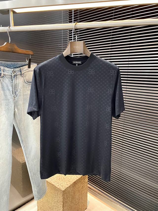 Balenciaga- 巴黎世家 系列 Vip高级定制 2025春夏季新款短袖 百搭款式 任何人都可以轻松驾驭 面料全订制 高定一等品锦氨面料 面料手感柔软 数