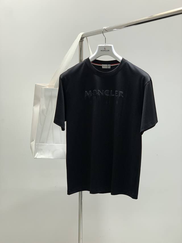 Moncler 蒙口 2025夏季最新品 专柜同步有售 原单狠货 时尚休闲圆领短袖T恤 上身舒适 吸睛而有亮点 采用进口原版面料 顶级印花刺绣工艺字母图案Log
