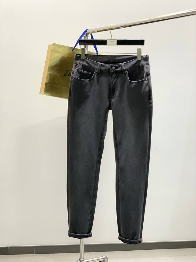 意大利神狮 时尚品牌 2025春季新品 时尚休闲水洗牛仔裤 专柜同步有售 原单狠货 采用进口原版面料 独特设计 配色高雅高级 内里细节可圈可点 顶级印花工艺字母