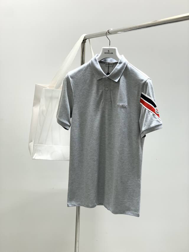 Moncler 蒙口 2025夏季最新品 专柜同步有售 原单狠货 时尚休闲翻领短袖T恤 上身舒适 吸睛而有亮点 采用进口原版面料 顶级刺绣工艺字母图案Logo