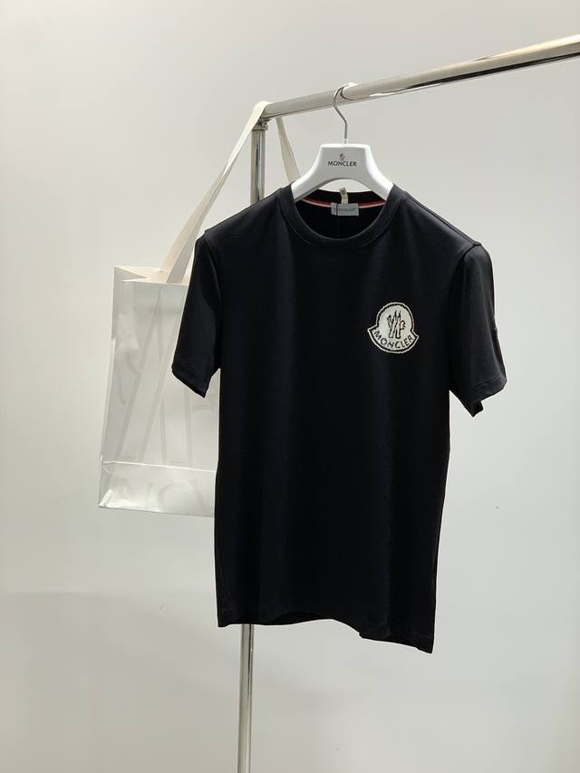 蒙口 纯棉 印花短袖 工坊重磅定织定染而成 经过酵素洗工艺 将面料蜕变成非常舒适且质感十足的特质 柔软度极好 细节精湛考究 品相一流 时尚宽松型剪裁 混搭效果极