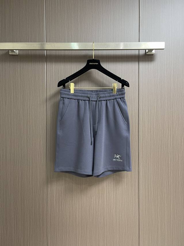 arc'teryx 始祖鸟2025Ss夏季新款休闲短裤 设计感十足 非常适合夏天和户外长时间活动穿着 富有弹性 能快速通风散热 口袋位置取放容易而实用 尺码 L