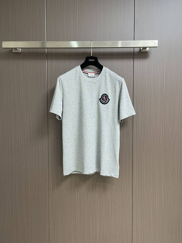 moncler 2025Ss早春新款Logo仔章短袖T恤 定制云舒绒棉平纹 柔软细腻 舒适贴肤 标志性Moncler标识点缀于胸前 仿佛艺术家的灵魂印记 辨识度