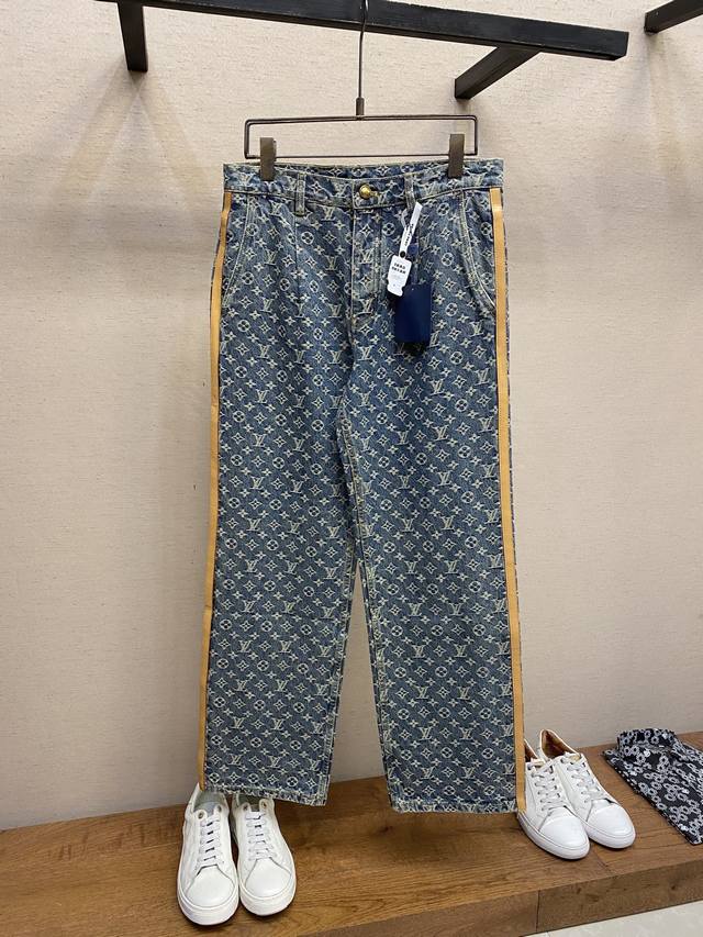 LV 驴家新款侧边饰带满印老花牛仔裤 采用棉质面料精心制作 上身舒适 全幅提花映现雅致色彩反差 裤腿外侧点缀Vvn饰带 对比鲜明的设计更显精致 设有多个实用口袋